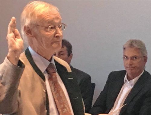 Viele Jahre ist es her, als Erwin Kühnel als Zweiter Bürgermeister von Altbürgermeister Felix Schwaller vereidigt wurde. Foto archiv