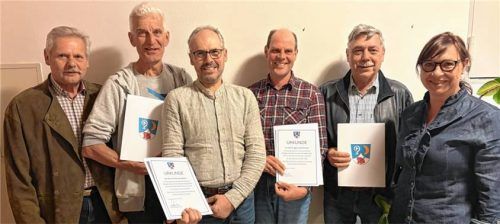 Vier Gemeinderäte wurden nach sechs Jahren Zugehörigkeit aus dem Gemeinderat verabschiedet: (von links) Bürgermeister Sebastian Linner, Peter Vorderwestner, Thomas Bauer, Ignaz Gerlmeier, Hans Bernhard und Zweite Bürgermeisterin Irmgard Daumoser.