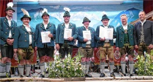 Vier langjährige Mitglieder der Musikkapelle Inzell wurden beim Frühlingskonzert im Festsaal geehrt: (von links) Zweiter Vorsitzender Michael Haßlberger, Vorsitzender Martin Maier, Florian Waschinger (25 Jahre), Stefan Schnee (25 Jahre), Bernhard Maier (15 Jahre), Franz Egger (40 Jahre), Thomas Egger (Bezirksleiter Bezirksmusikverband Chiem-Rupertigau) und Bürgermeister Michael Lorenz. Foto Wegscheider