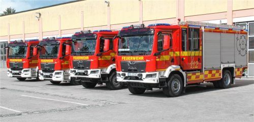 Vier neue Einsatzfahrzeuge hat die Rosenheimer Feuerwehr bekommen, zwei Hilfeleistungslöschgruppenfahrzeuge HLF 20 (links) und zwei Löschgruppenfahrzeuge LF 20.Fotos Binder