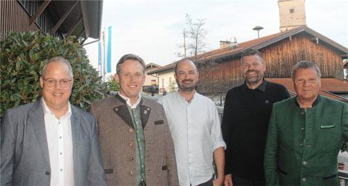 Vier Seeon-Seebrucker Gemeinderäte wurden in ihrer jüngsten Gemeinderatssitzung verabschiedet: (von links) Bürgermeister Martin Bartlweber mit Anton Mayer (Grüne), Peter Stocker (FW), Thomas Reitmaier und Sepp Daxenberger (beide CSU). Foto Rasch