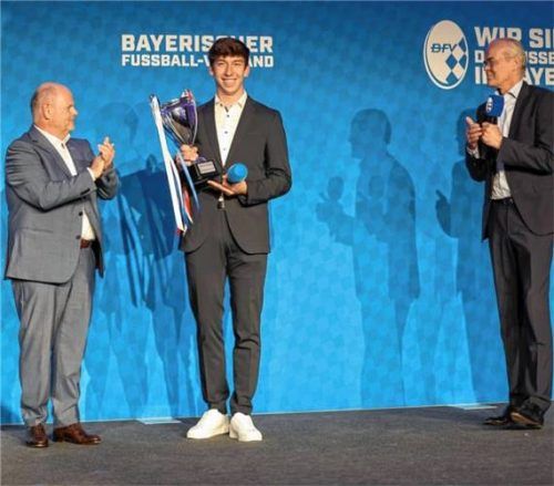 Vinzenz Reiter (Mitte) mit der Trophäe, überreicht von BFV-Schatzmeister Jürgen Faltenbacher (links) und BR-Programmdirektor Thomas Hinrichs (rechts).Foto BFV
