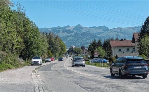 Von der Landesgrenze bis zur Einfahrt in das Kieferer Gewerbegebiet wird ab dem 11. Mai die Fahrbahn erneuert. Die Staatsstraße 2089 wird dazu vollständig gesperrt.Foto Hoffmann