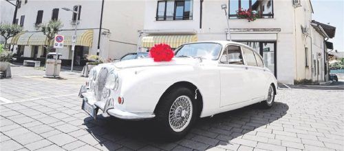 Vorfahrt für die Liebe: Das Brautpaar fährt mit einem noblen Oldtimer zur Trauung. Foto IMAGO