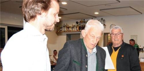Vorsitzender Fabian Steiner mit Franz Hefter und Erich Lang (von links) die seit 65 Jahren dem TSV Neubeuern angehören. Noch zehn Jahre länger ist Manfred Pertl Mitglied, er fehlte allerdings bei der Versammlung. Fotos Schwitteck