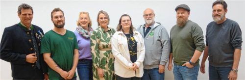 Vorstand und Abteilungsleiter der Schützengesellschaft „Dornberg“: (von links) Reinhard Priller, Richard Klöffel, Ingrid Priller, Susanne Osenstetter, Barbara Mück, Franz Karl, Markus Netzger und Georg Weber. Foto fuhrmann