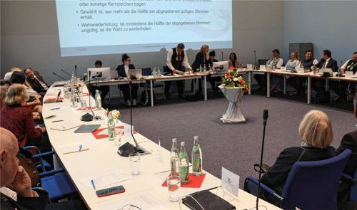 Während der konstituierenden Stadtratssitzung in Bad Aibling hatte die neue Bürgermeisterin Kirsten Hieble-Fritz (hinten, Mitte) alle Hände voll zu tun. Foto Bettinger
