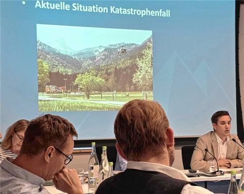 Während in Ruhpolding vor dem Brand-Katastrophenfall gewarnt wird, traf sich der Gemeinderat zu seiner konstituierenden Sitzung und stritt. Das Bild zeigt Bürgermeister Justus Pfeifer (rechts). Foto Lars Becker