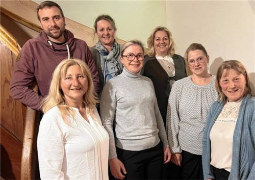 Wahlen beim Nußdorfer Verkehrsverein: Wiedergewählt wurden (erste Reihe) Gisa Kogler, Sabine Grandauer, Maria Lerch, Rita Kogler sowie (zweite Reihe) Christoph Neumayer, Marianne Rottmüller und Susanne Grandauer.Foto  re