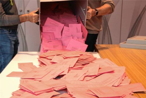 Wahlhelfer in Kolbermoor leeren am 19. April eine Wahlurne mit Briefwahlumschlägen aus. Nach Einschätzung der BI hatte es beim Briefwahl-Ergebnis in zwei Briefwahlbezirken „Auffälligkeiten“ gegeben. Foto Riediger