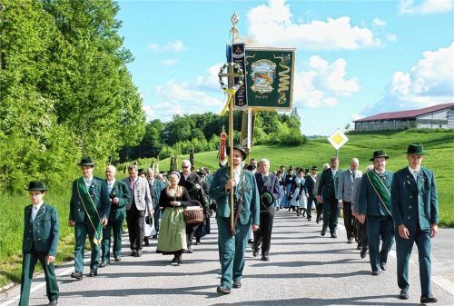 Wallfahrerkreuz und Gaustandarte führten den Zug der Wallfahrer von Siegsdorf zur Wallfahrtskirche Maria Eck an. Fotos Krammer