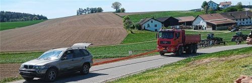 Was ein Bulldog kann, davor braucht ein BMW nicht zurückzuschrecken: Der X5 von Johannes Mayer zog den Lastwagen ebenso mühelos den Berg hinauf.