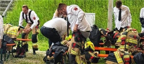 Weg mit der Uniform, rein in die Einsatzanzüge: Die Feuerwehrleute der Mößlinger und Mühldorfer Wehr wurden beim Blaulichttag alarmiert. Foto Gerd Kreibich