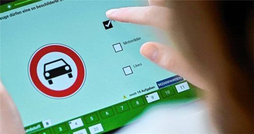 Weil sich eine junge Frau für die theoretische Führerscheinprüfung fremde Hilfe geholt hatte, wurde vor dem Amtsgericht Mühldorf gegen sie verhandelt. Foto dpa/Sebastian Gollnow
