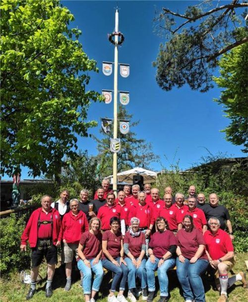 Weiß-Rot anstelle von Weiß-Blau: Am Strandbad in Obing steht nun auch ein Maibaum. Foto Künzner-Hingerl