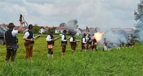 Wenn die Böllerschützen am Start sind, kann niemand den Beginn des Dorffestes verpassen. Fotos Robert Wagner