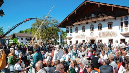 Wer 1.100 Jahre Jubiläum feiert, muss auch 1.100 Euro zahlen. Bernau ließ sich den Maibaum richtig was kosten. Foto  Berger