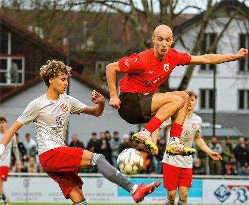 Wer holt sich den Titel? 1860 Rosenheim und Steven Khong-In (links) können nur noch von Leander Haunolder (rechts) und den Wasserburger Löwen vom Landesliga-Thron gestoßen werden.Foto Christian Butzhammer