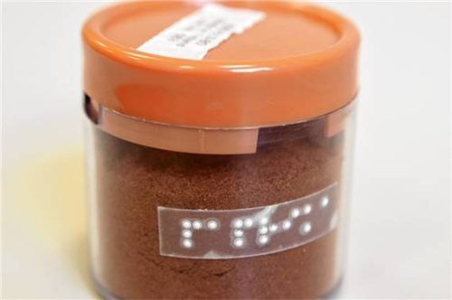 Wer seine Gewürze (hier Paprika) mit Blindenschrift kennzeichnet, kann sie leicht unterscheiden.Foto DBSV Friese