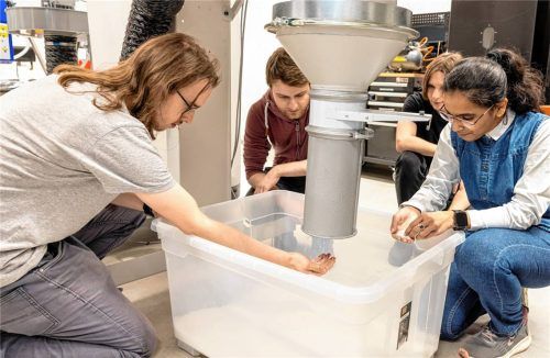 Wie sich Kunststoffe bestmöglich wiederverwenden lassen, lernen die Studierenden an der TH Rosenheim im Rahmen des Projekts ROcycleTH. Foto Ilona Stelzle