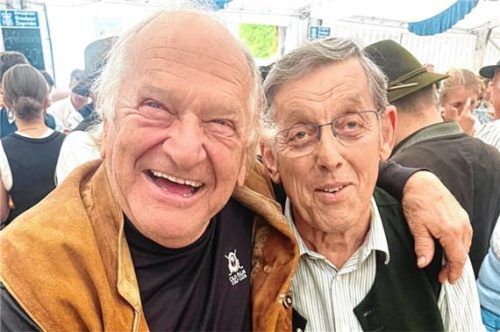 Wiedersehen nach mehr als sechs Jahrzehnten: die einstigen Schulkameraden von Wildenwart Edi Kreil (links) und Sepp Irob im Festzelt.Foto Hötzelsperger
