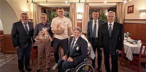 Willi Hekele (Zweiter von links) leitete 18 Jahre die Tischtennis-Abteilung, und Thomas Bienert (Dritter von links) war zwölf Jahre stellvertretender Kassier. Die im Amt bestätigte Vorstandschaft mit Günther Hekele (rechts), Gerhard Eder (links), Sepp Höck (vorne) und Harry Hennig (Zweiter von rechts) bedankte sich mit einem Präsent für das jahrelange Engagement.Foto  Kirchner