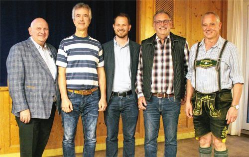 Willkommen und Abschied bei der Solarstrom Feldkirchen-Westerham und Weyarn GbR: (von links) Mitgeschäftsführer Franz Bergmüller, der neu gewählte Geschäftsführer Stefan Kluge, Weyarns Bürgermeister Simon Pause, der bisherige Geschäftsführer Ernst Weidl und Feldkirchen-Westerhams Zweiter Bürgermeister Bernhard Neumaier.Foto re