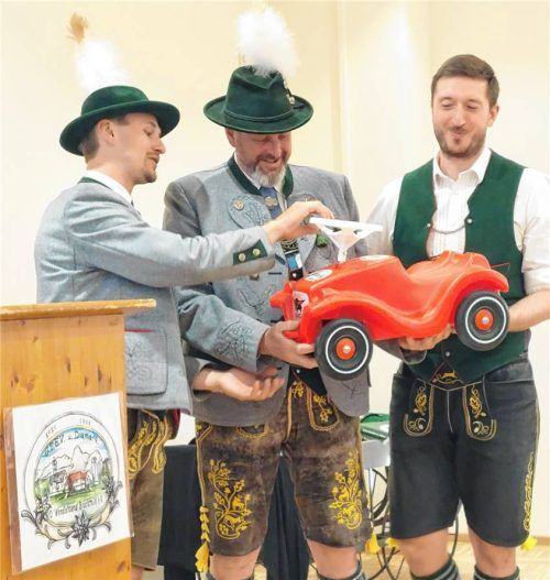 Willkommensgeschenk für Sohn Jakob: Vorplattler Simon Spohn (rechts) freut sich über das Präsent von Zweitem Vorsitzenden Stefan Müller (links) und Vorsitzendem Matthias Ahrens.Foto Alexandra Url