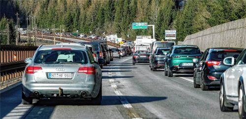 Wo sonst Blechlawinen rollen, wird am 30. Mai demonstriert. Auf der Brennerautobahn geht an diesem Tag gar nichts. Foto IMAGO / STEINSIEK.CH