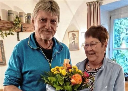 Wolfgang Schmid überreichte Elisabeth Fischer Blumen zum Dank für ihre 30-jährige Tätigkeit im Stadtrat.