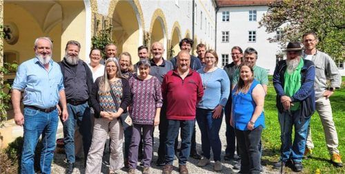 Wollen das Wissen rund um Apfel und andere Obstsorten im Landkreis etablieren: Helmut Schmid (Vorsitzender des Kreisverbands für Gartenbau und Landespflege Mühldorf am Inn/links), Referent Jürgen Pompe (Mitte) und Alexander Jackl (LPV Mühldorf, Projektleiter Mühldorfs Streuobstb(tr)äume/rechts) mit den Teilnehmern und unterstützenden Pomologen.Foto Landschaftspflegeverband