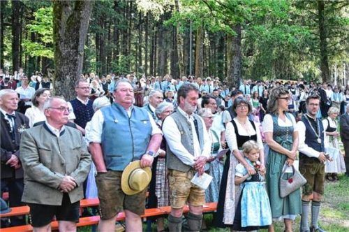 Zahlreiche Bürger nahmen am Feldgottesdienst teil, darunter auch Bürgermeister Karl Mair und seine Frau Monika Hauser-Mair. Fotos Schlecker