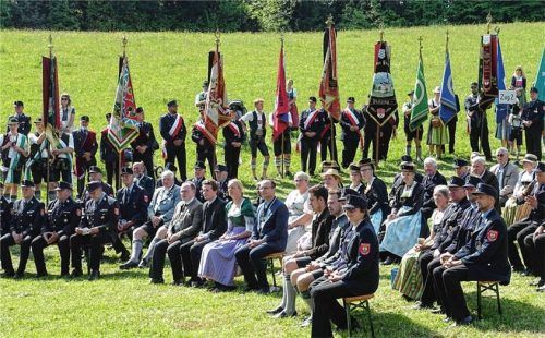Zahlreiche Ehrengäste verfolgten den Festgottesdienst zu Ehren der Jubiläen von Feuerwehr und Landjugend. Alle Ortsvereine beteiligten sich an den Feierlichkeiten.