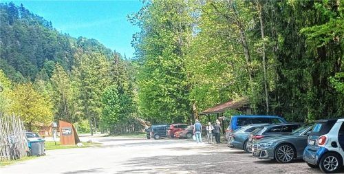 Zahlreiche Parkplätze vor dem Holzknechtmuseum sind vorhanden, allerdings zu teuer, wie Kritiker mahnen. Die Höhe der Gebühren wird derzeit kontrovers diskutiert, eine Lösung ist noch offen. Foto Giesen