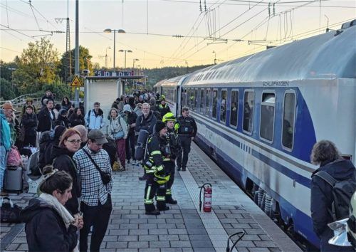 Zeitweise gestrandet in Traunstein: Die evakuierten Passagiere des Nachtzugs aus Kroatien wurden in eine nahe gelegene Turnhalle gebracht. Foto Sanitätseinsatzleitung/BRK