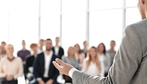 Zuhören, Entscheidungen treffen, Kontakte knüpfen: Das OVB Expertenforum am 9. Juni ist dem wichtigem Thema „Pflege und Vorsorge“ gewidmet. Foto adobestock/ASDF