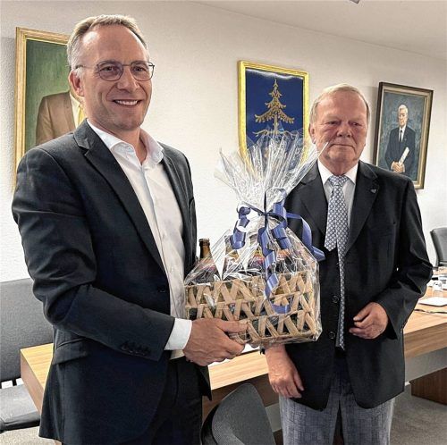 Zum Abschied nach zwölf Jahren überreichte Anton Kindermann (rechts) ein Geschenk an den scheidenden Bürgermeister Robert Pötzsch. Foto Lohmann