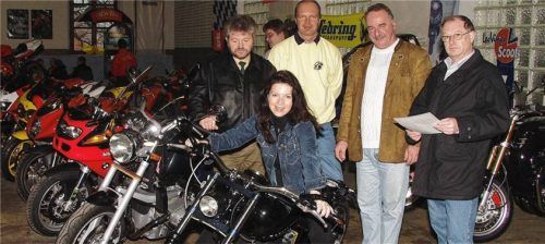 Zum ersten Motorradtag kamen unter anderem (von rechts) Wilfried Greipel, Hermann Dumbs und Michael Zinn. Foto Bauer