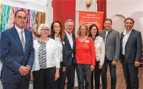 Zum Festakt der Schwangerenkonfliktberatungsstellen von Donum Vitae in Traunstein und Freilassing kamen (von links) Stadtrat Karl Schulz, stellvertretende Landesvorsitzende Rita Klügel, Christine Sammer-Brunnauer, Leiterin in der Beratungsstelle Traunstein, Schirmherr und stellvertretender Landrat Sepp Konhäuser, Bevollmächtigte Beatrix Frank-Baur, Evi Kerknak, Leiterin der Beratungsstelle Freilassing, Michael Koller, stellvertretender Landrat, und Gemeindereferent Ulrich Englmaier. Foto Effner