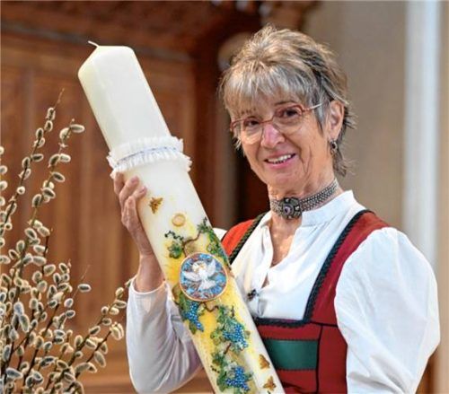 Zum fünften Mal hat Veronika Stefanutti die Osterkerze der Pfarrkirche St. Nikolaus in Übersee gestaltet. Foto re