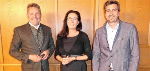 Zum neuen Zweiten Bürgermeister wurde in der konstituierenden Sitzung des Gemeinderats Christian Schuhbeck (rechts) gewählt und Lisa Ruh zur Dritten Bürgermeisterin. Beide wurden vom bisherigen und auch künftigen Ersten Bürgermeister Matthias Schlechter vereidigt. Foto Hauser