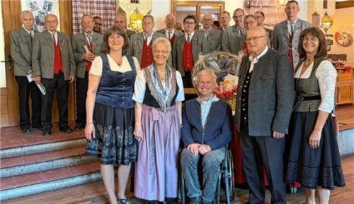 Zur Diamanthochzeit von Marion und Kurt Leipert gratulierten nicht nur die Töchter Erika (rechts) und Monika (links), sondern auch Bürgermeister Hajo Gruber (Bildmitte) und der Kieferer Männergesangverein. Foto Schmidt