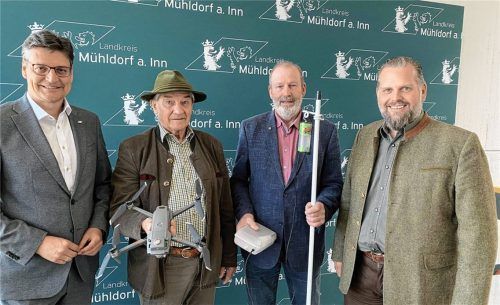 Zusammen für eine sichere Mäh-Saison: (von links) Landrat Max Heimerl, Hegegemeinschaftsleiter Mühldorf-Mößling Franz Pfaffeneder mit seiner Drohne, BBV-Obmann Ulrich Niederschweiberer mit elektronischer Scheuche und Kreisvorsitzender der Mühldorfer Jäger, Sascha Schnürer. Foto Landratsamt Mühldorf