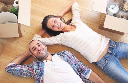 Zusammenziehen ist schön – Paare sollten sich allerdings gut darauf vorbereiten. Foto Smarterpix/Goodluz