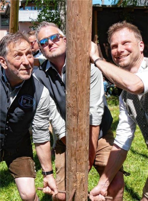 Zwei Bürgermeister packen an: Amerangs Konrad Linner (links) und Halfings neuer Bürgermeister Stefan Schlaipfer (rechts) in Aktion. Foto Peter Huber