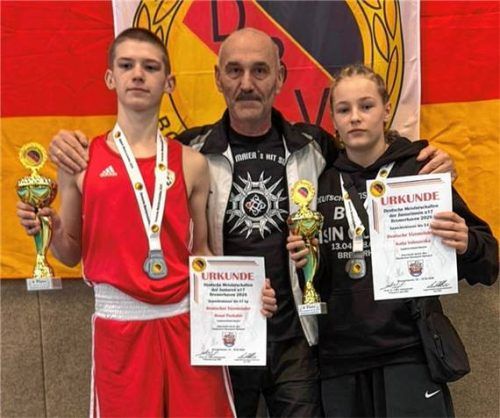 Zwei deutsche Vizemeister: Renat Pozhalov (links) und Katja Volosovska (rechts) mit Trainer Viktor Maier.Foto re