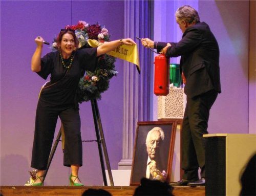 Zwei echte Kampfhähne: Alina Bergreiter (Sophie Göbel) und Horst Bohne (TimothyPeach) liefern sich einen offenen Schlagabtausch.Foto Fischer
