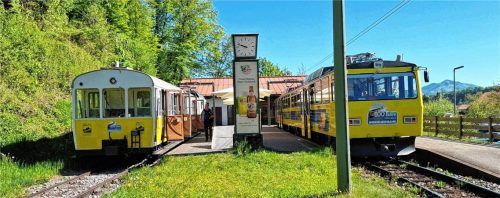Zwei Generationen Wendelsteinbahn im direkten Vergleich: Links wartet der Nostalgiezug mit seinen Wagen von 1912, rechts steht der moderne Triebwagen „Prinzregent Luitpold“. Foto Re
