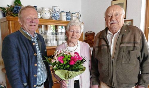 Zweiter Bürgermeister Anton Kindermann (links) gratulierte Waltraud und Adolf Müller.Foto .Bachmaier