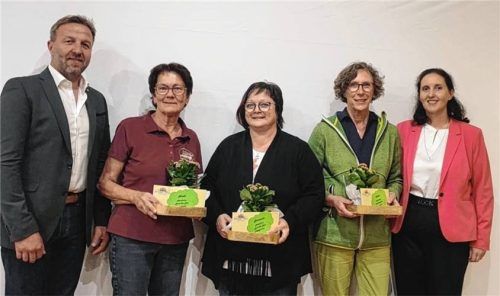 Zweiter Bürgermeister Rupert Müller (links) und Bürgermeisterin Antonia Hansmeier (rechts) danken Heidi Luft, Marianne Matschi und Carola Kamhuber bei der Bürgerversammlung für ihr Engagement. Foto re